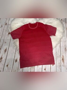 lululemon Men’s Metal Vent Tech Large Shirt Red